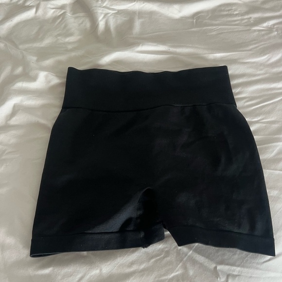 BRAND NEW scrunch butt black biker shorts - Picture 2 of 8